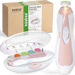 Haakaa elektrische baby nagelverzorging set De nagels van (pasgeboren) kinderen zijn continu in ontwikkeling en worden met de maanden steeds harder. De uitdaging zit vaak in het knippen van de nagels, weinig kinderen hebben hier geduld en/of zin in. Haakaa heeft de oplossing gevonden voor elke leeftijd zodat je altijd de nagels op een veilige manier kan vijlen zonder schaafwondjes! Eigenschappen 5 verschillende vijlpads variërend in sterkte per leeftijdscategorie Nooit meer te hard duwen, het product stop automatisch d.m.v. een sensor Twee draairichtingen en snelheden Inclusief een geïntregreerd LED lichtje, handig om goed zich te houden) Werkt op 2x AA batterij (niet meegeleverd) Nageltrimmer leeftijd indicatie: Roze Pad: 0-3 maanden Blauwe pad: 3-6 maanden Groene pad: 6-12 maanden Oranje pad: 12 maanden+ Metalen pad: 12 maanden+ Metalen kegel: 12 maanden+ Reiniging en onderhoud Maak dit product schoon door het voorzichtig af te vegen met een zachte, droge doek of een wattenstaafje. Op een koele, droge plaats bewaren en direct zonlicht vermijden. De polijstpads moeten worden vervangen naarmate de pads versleten raken. Voorzichtig: Dit product bevat kleine onderdelen die verstikkingsgevaar kunnen opleveren. Houd dit product buiten het bereik van kinderen. Gebruik geen oplaadbare batterijen in dit product. Gebruik dit product niet voor iets anders dan het beoogde gebruik.