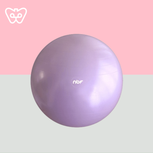 een paarse bal met roze achtergrond