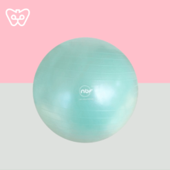 birth ball in de kleur mint op roze achtergrond