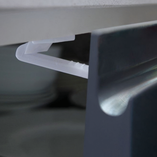 Veiligheidshaakjes van Dreambaby in kast close-up