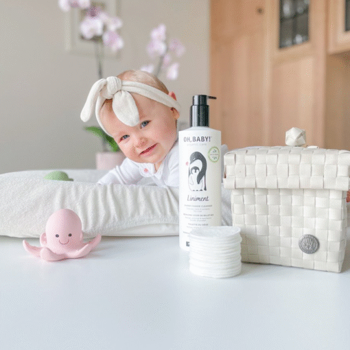 Oh Baby Liniment, fles van 400ml, met baby op achtergrond