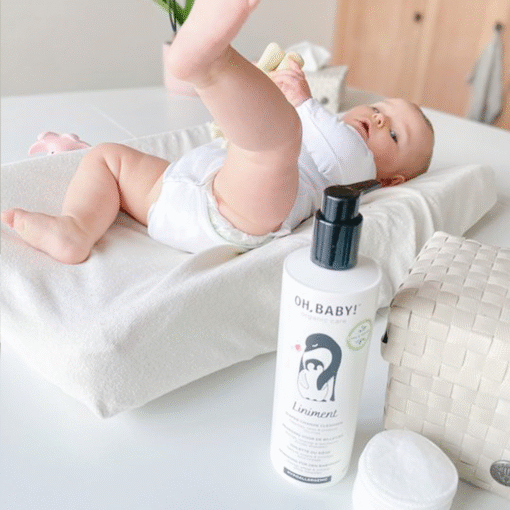 Oh Baby Liniment, fles van 400ml, met baby op verschoonkussen