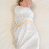 Inbakerdoek geel met driehoekjes met baby