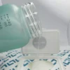 Mininor dry wipes met water gieten