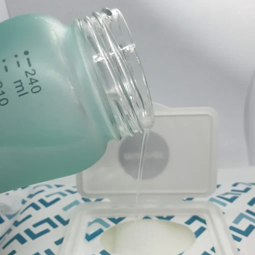 Mininor dry wipes met water gieten