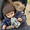 14242 Mininor rietjesbeker grey seal met kindje wandelwagen