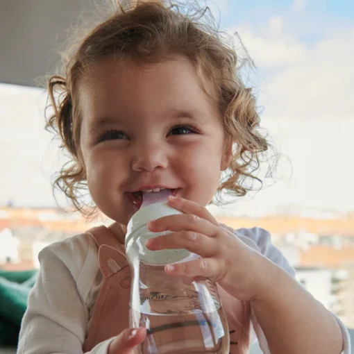 Kindje met babyfles van Mininor