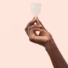 Yoni Menstruatiecup | maat 1 7 Menstruatiecup van Yoni hand