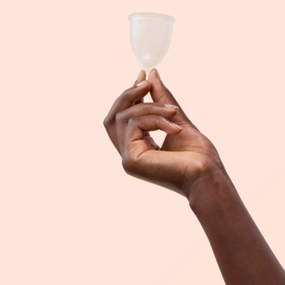 Yoni Menstruatiecup | maat 1 2 Menstruatiecup van Yoni hand