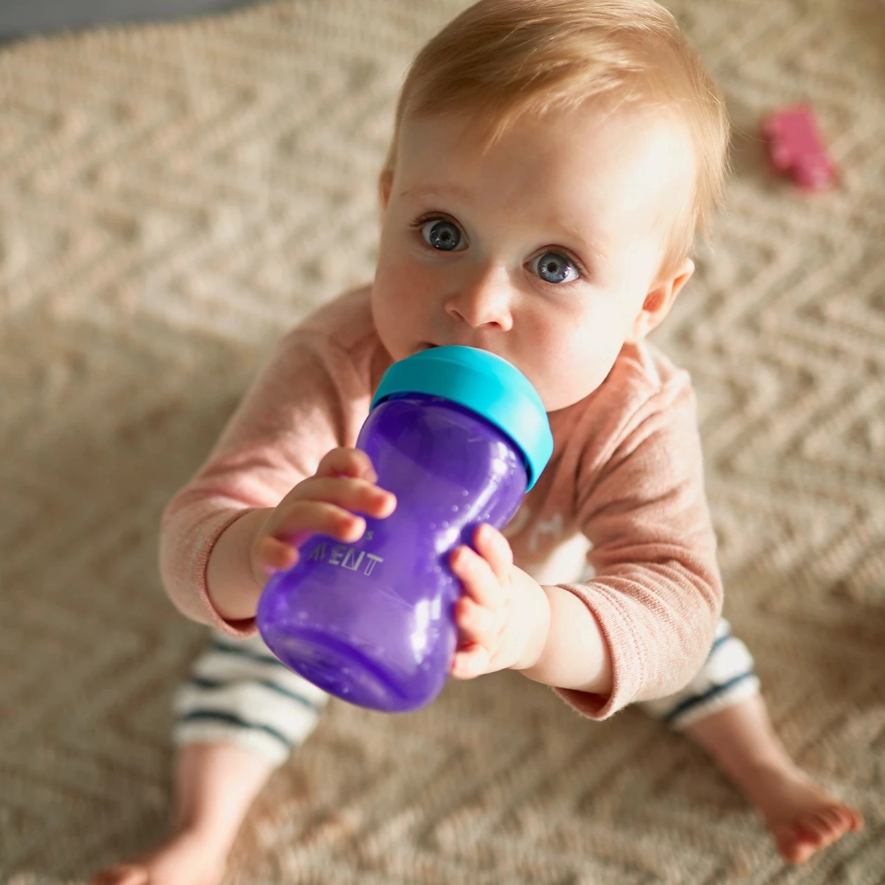 Drinkbeker met zachte tuit | 300 ml | Lila | Philips Avent 2 Baby met drinkbeker met zachte tuit paars
