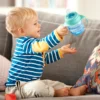 Beker lekvrij 200 ml | Blauw | Philips Avent 7 Peuter jongen zittend op bank met blauwe tuitbeker