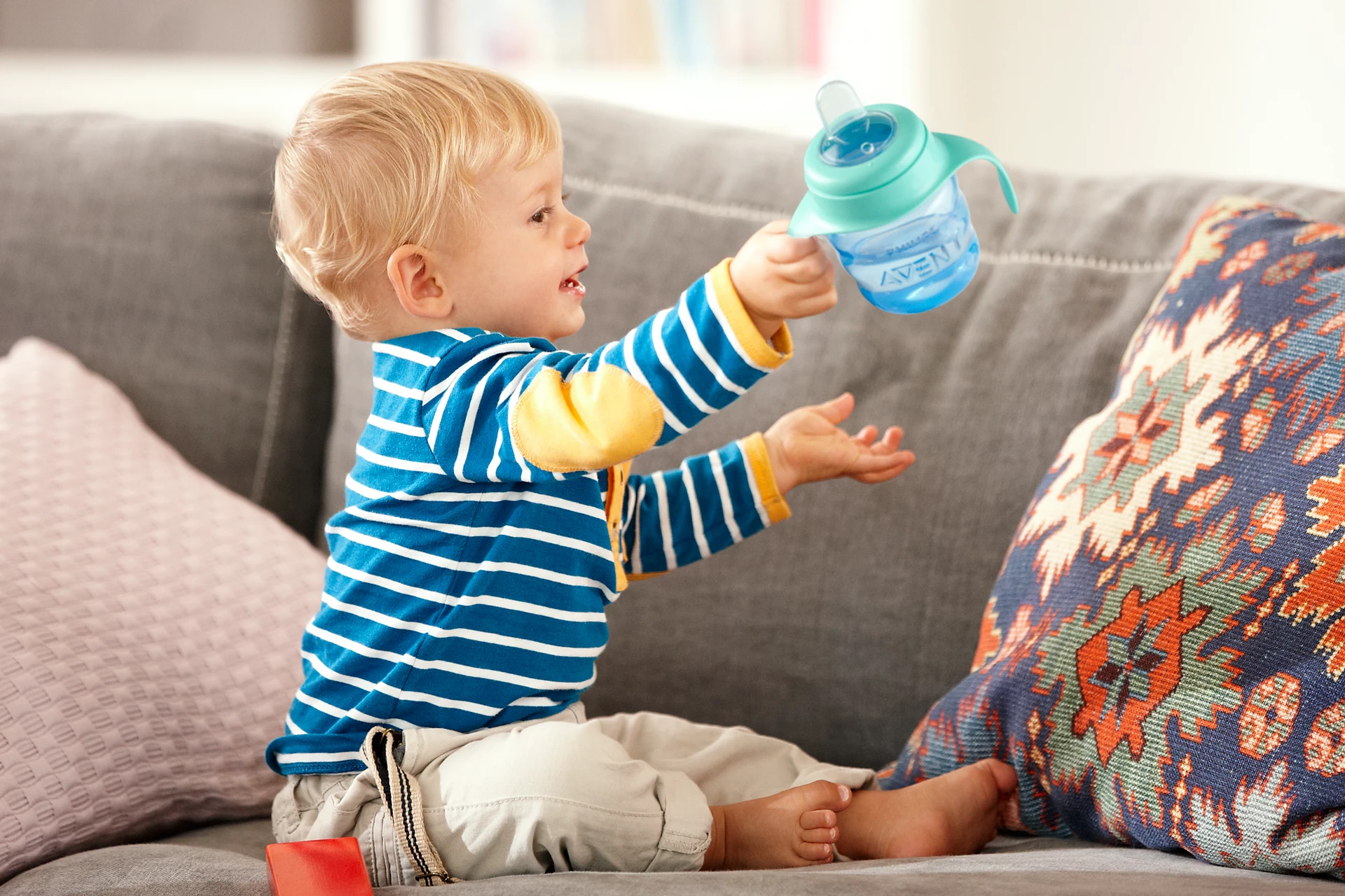Beker lekvrij 200 ml | Blauw | Philips Avent 4 Peuter jongen zittend op bank met blauwe tuitbeker